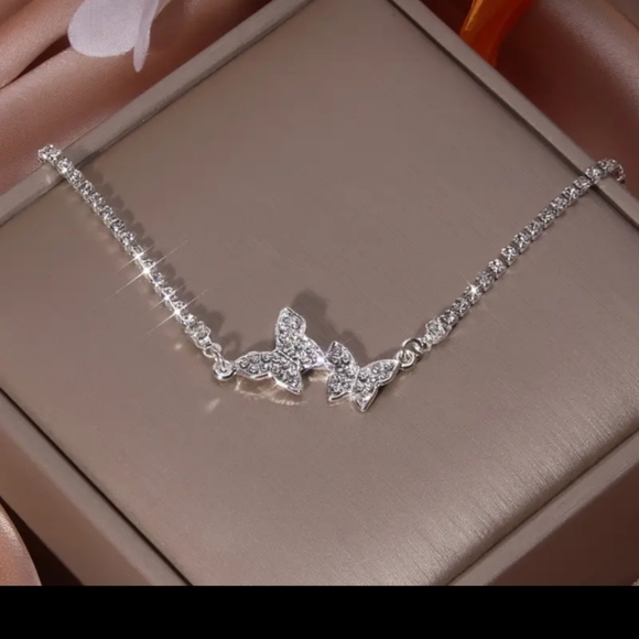 NEW Double Butterfly Rhinestone Bracelet - Picture 5 of 6